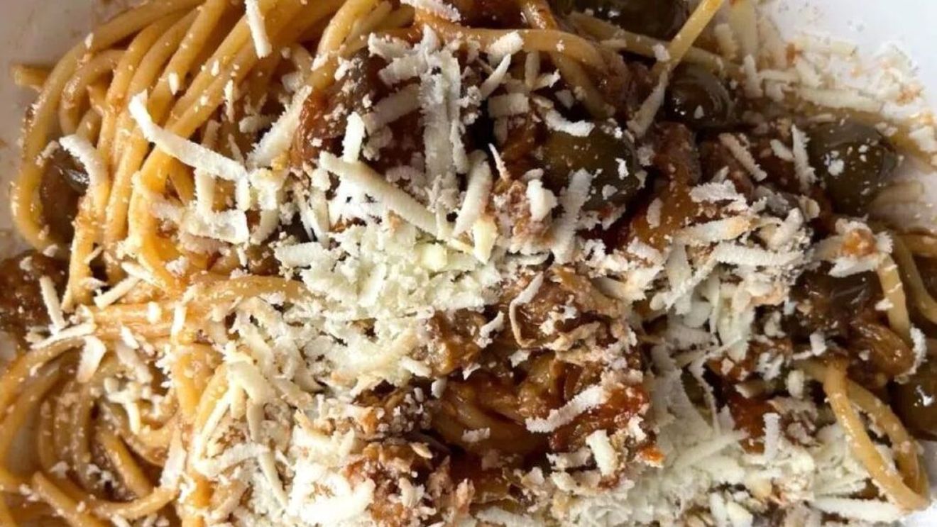 Pastele de vineri seara. Spaghetti alla disgraziata, o versiune de la Napoli, cu sos rapid de ceapă dulce-acrișor, cu sau fără unt