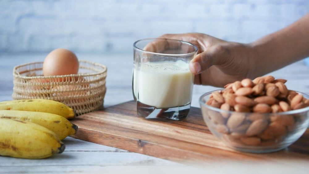 Ce ar trebui să mănânci pentru a avea un somn bun/Bananele, curmalele, ovăzul, ouăle și carnea de pui se numără printre alimentele ideale pentru cină