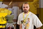 VIDEO | Cum poți strica o cafea bună, chiar dacă boabele sunt de calitate. David Pahomi, campion Cup Tasters 2026: „Fiecare pas în lumea asta a cafelei de specialitate contează”