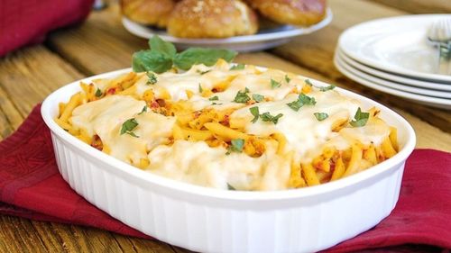 Pastele clasice la cuptor / Un gust special cu doar câteva ingrediente simple: ardei copți, pui și brânză