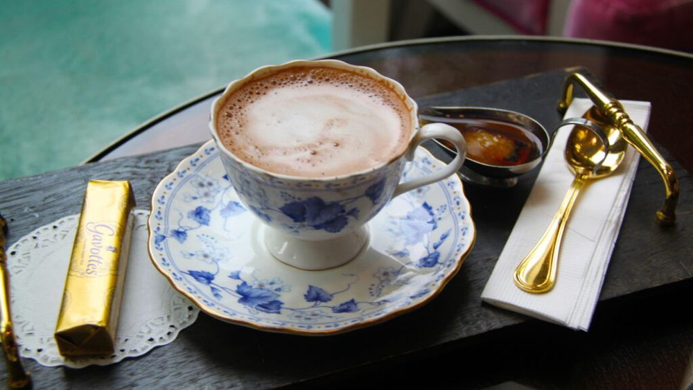 O cafea cu aromă de caramel sărat. Siropul se găsește în comerț, restul e simplu, iar rezultatul e spectaculos