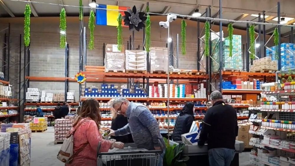 VIDEO | Mărfurile care se vând în magazinele românești din dispora sunt aduse direct din România/ Cum arată unul dintre cele mai mari depozite de acest fel din Spania