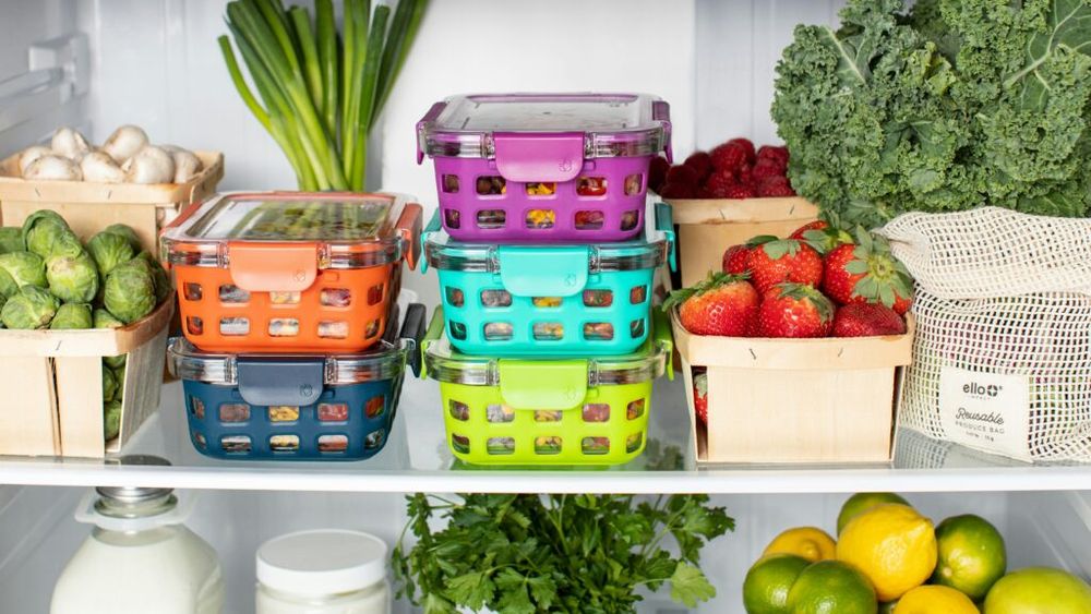 Șase din zece oameni recunosc că mănâncă alimente după data-limită de consum pentru a economisi bani. Cât de periculos este, de fapt?