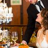 Te enervează când opătarul îți ia farfuria murdară din față înainte ca toată lumea să fi terminat de mâncat? Iată de ce se întâmplă acest lucru în restaurante. Excepția sunt cele cu stele Michelin