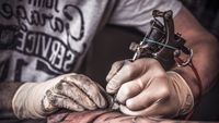 Pui prăjit gratuit pe viață în schimbul unui tatuaj cu marca. Oferta unui restaurant care a atras peste 200 de clienți în Italia