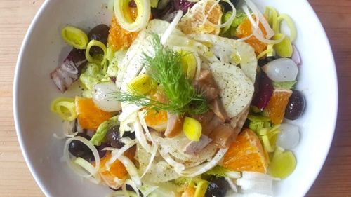 O cină care să reechilibreze micile excese de la masa de Crăciun. Salată de fenicul și portocale, cu praz, măsline și orice pește afumat