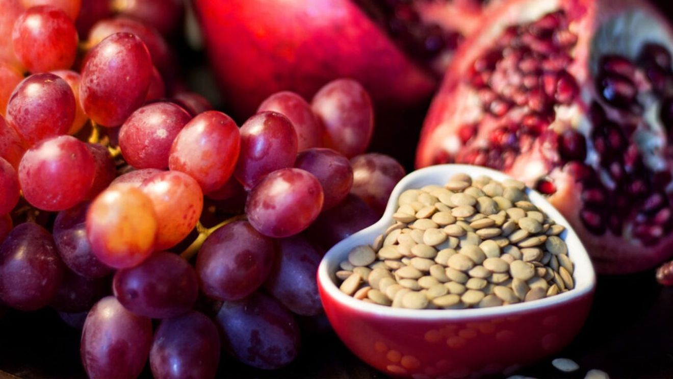 Dacă mănânci linte îți merge bine? Sau mai bine struguri, că sunt de sezon? Alimente despre care se crede că aduc noroc sau țin departe spiritele rele