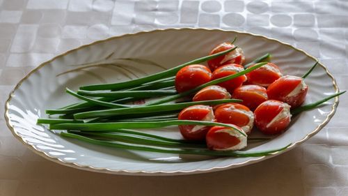 Ce mănânci de Paște dacă urmezi trendurile TikTok. Rețeta de „Buchet de lalele” făcute din roșii umplute, virală cu milioane de vizualizări