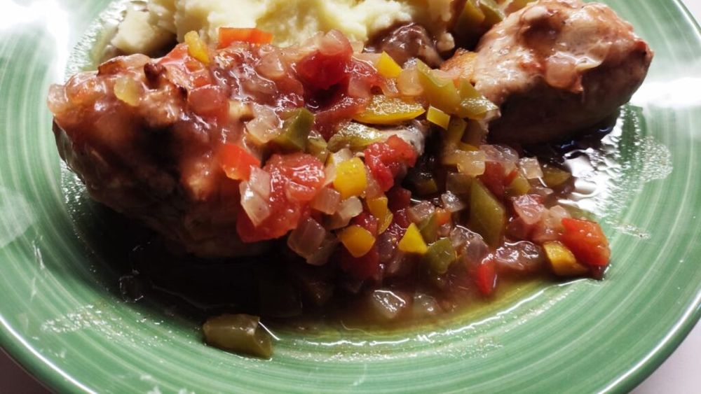 Rețetele Juanitei: Ciocănele de pui la cuptor cu sos de roșii și ardei în trei culori/ Mâncărică de șters farfuria cu pâine