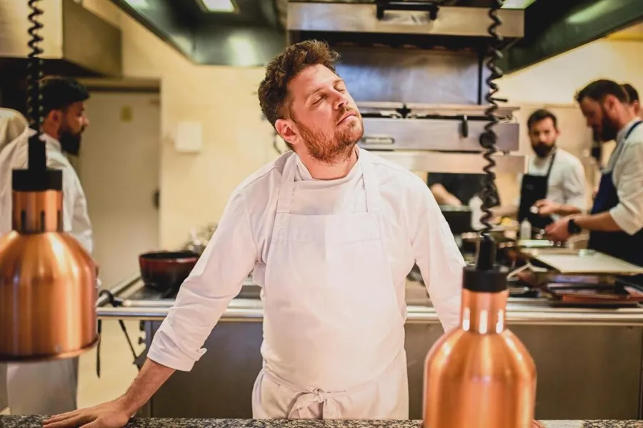 vlad-pădurescu-chef-gastronomie-românească-new-romanian-cuisine-kané-fine-dining-chefi-fără-secrete-bucătărie-modernă