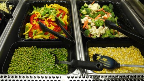 Șase lucruri pe care să nu le faci la un bar de salate/Deși e posibil să ți se pară în regulă, sunt gesturi care nu se fac din motive de igienă