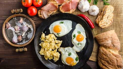 De ce ar trebui să avem un mic dejun bogat în proteine / Două beneficii neașteptate: un somn mai odihnitor și mai puține dureri de cap