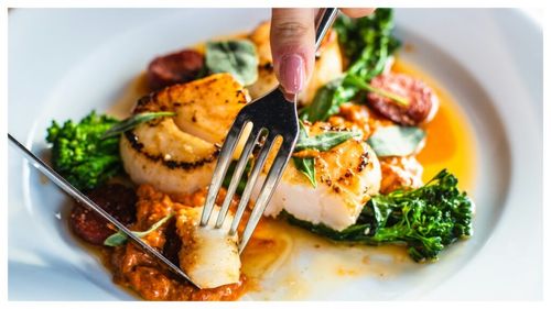 ABC în bucătărie | Cum gătești perfect o scoică Sant-Jacques, un produs de lux care trebuie tratat cu respect/ Trucurile chefilor de top