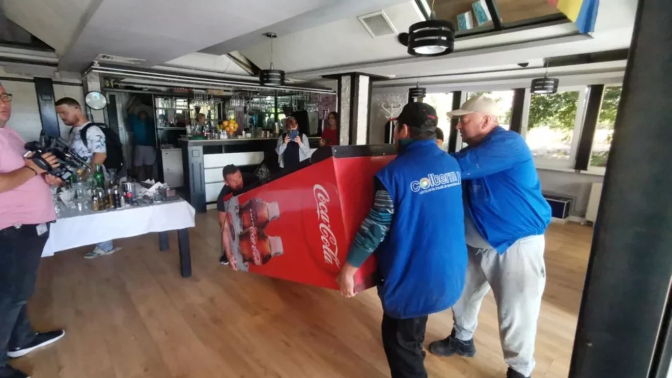 VIDEO | Una dintre cele mai cunoscute pizzerii din Timișoara, demolată de primărie / Instanța a stabilit că a fost construită ilegal / Schimb de replici dure între patron și viceprimarul Ruben Lațcău