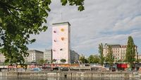 Sarmalele moldovenești ajung pe un turn emblematic din Viena / Artistul Pavel Brăila transformă Ringturm într-o operă inspirată de „gustul de acasă”
