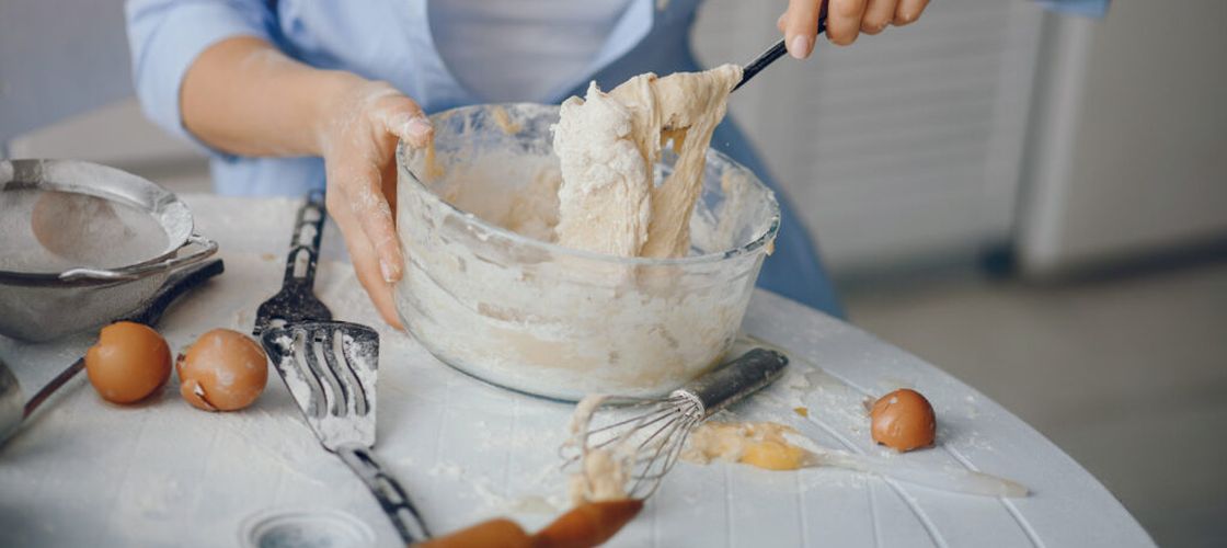 Trucul simplu al cofetarilor pentru prăjituri mai pufoase / De ce ar trebui să lași aluatul să „se odihnească” înainte de coacere