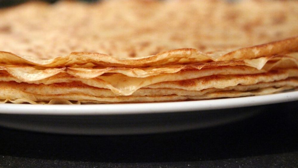 Un magazin din Mamaia care vindea clătite, închis temporar și amendat cu 5.000 de lei / A fost găsit gem de fructe expirat din 15 aprilie, dar și compoziţie veche de câteva zile