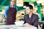 Un critic culinar dezvăluie care sunt semnele că ar trebui să fugi dintr-un restaurant, înainte să comanzi / De la baia murdară la recenziile influencerilor