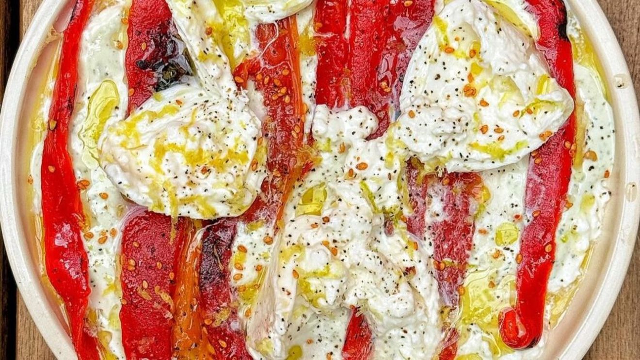 Mici cu muștar și brânză cu mămăligă la New York /  Singurul restaurant românesc din Manhattan, promovat de influencerul Edsta / El s-a născut în România și a ajuns în Statele Unite la vârsta de 8 ani