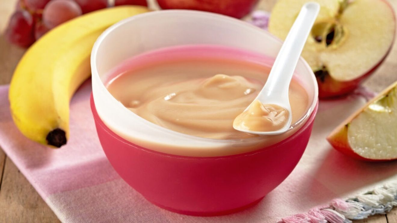 Ce se întâmplă când încălzești mâncarea pentru bebeluși, ambalată în plastic, la microunde/Milioane de particule de polimer ajung în mâncarea celui mic/Efectele asupra sănătății pot fi grave