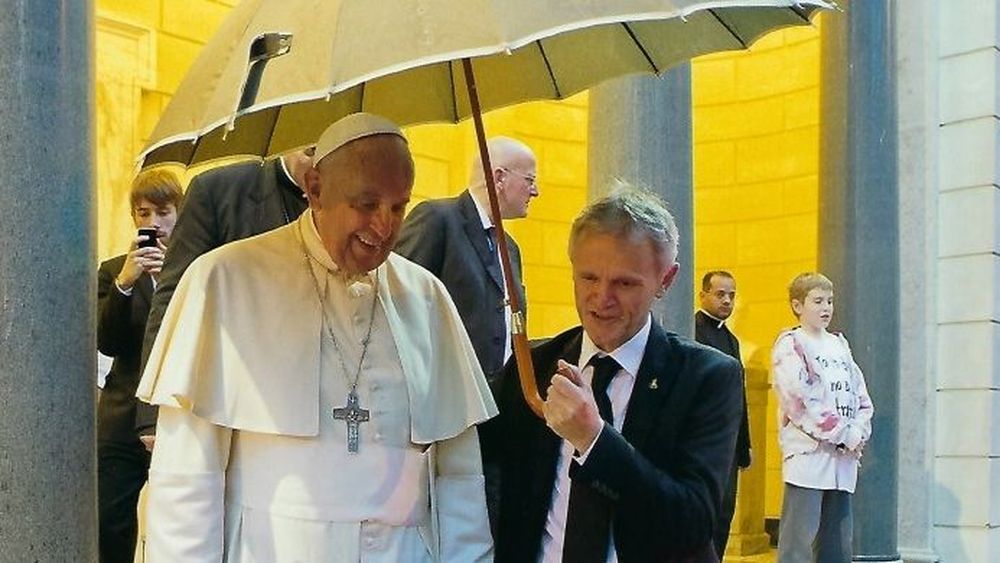 Un chef pentru trei Papi, în curând poate și al patrulea. „Ratzinger iubea tortul Sacher, Wojtyła, supele. Francisc? De la el îmi rămân în suflet zâmbetele și prăjitura mille-feuille”