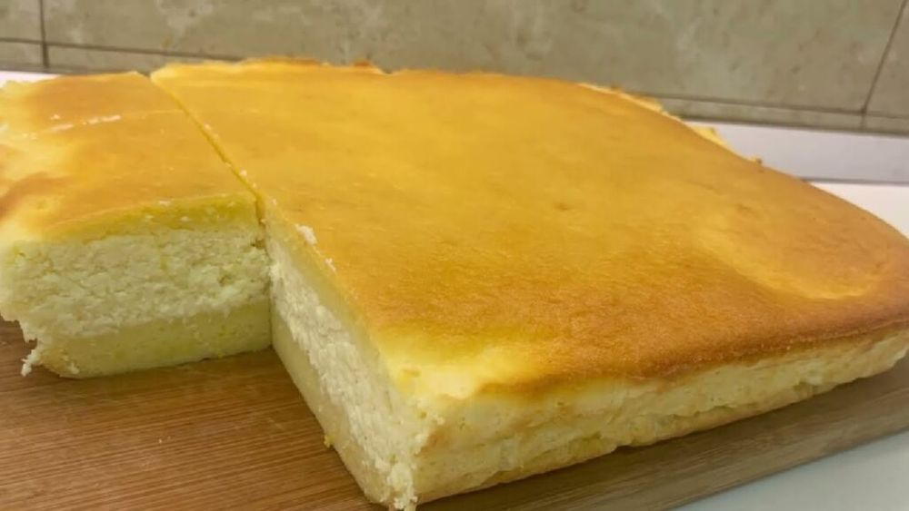 Prăjitura turnată cu brânză, rețeta clasică/Poate fi îmbunătățită cu fructe și tot rămâne ușor de dus la birou