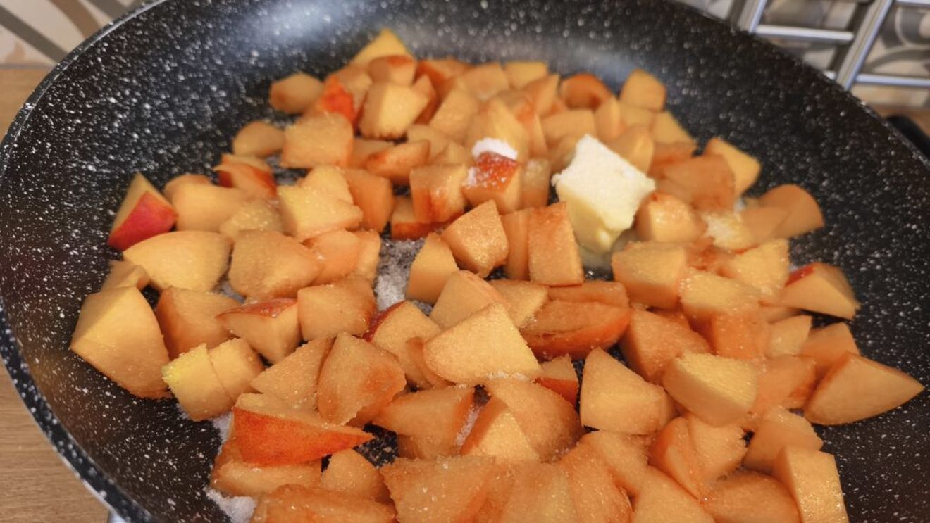 VIDEO FOTO | ABC în bucătărie | Cum caramelizezi fructele pentru prăjituri sau gemuri. Care e secretul ce previne oxidarea sau arderea