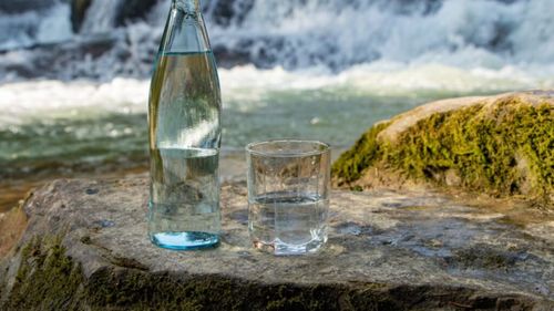 Statul român pregătește schimbări în exploatarea izvoarelor de apă minerală. A scos din sertar un proiect mai vechi: îmbutelierea și vânzarea apei minerale în regie proprie prin crearea brandului Dacia