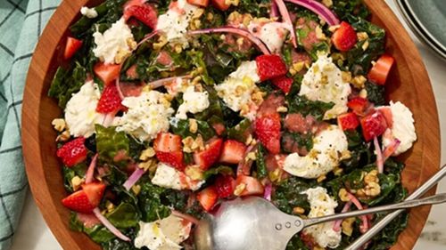 Rețete rapide și delicioase pentru vară selectate de New York Times din gastronomia internațională. Idei și combinații gata în timp record, de la 5 la 30 de minute, cu ingrediente de sezon