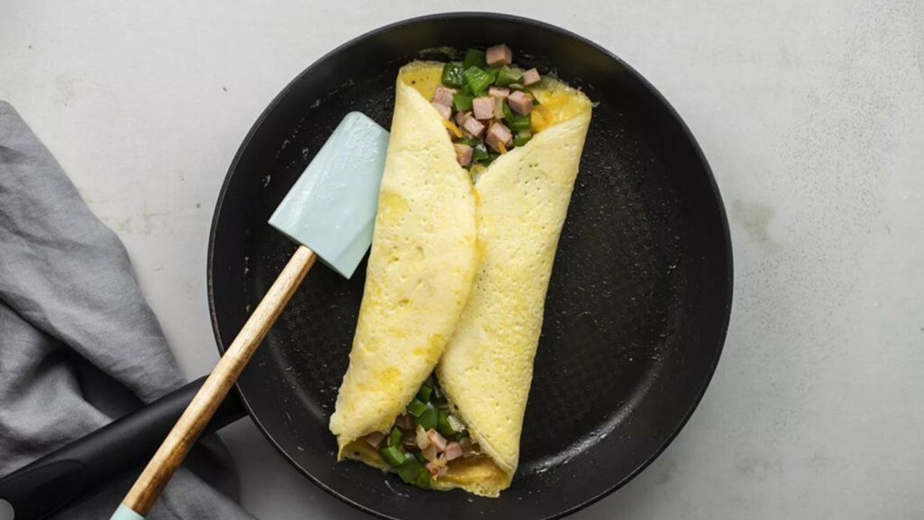 Omleta Denver, o rețetă ce poate fi personalizată în funcție de preferințe sau de ce ai în cămară