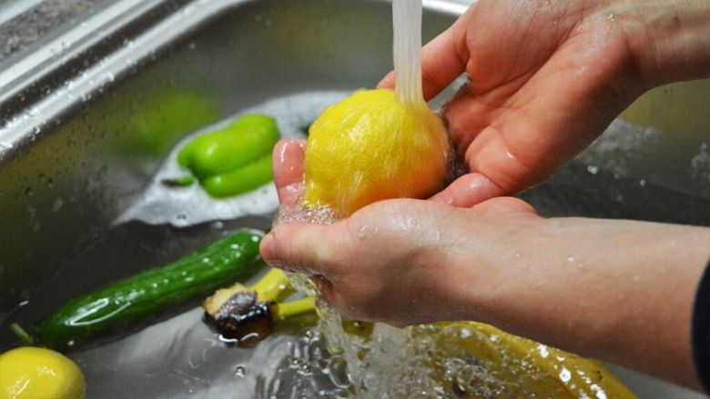Cum se spală corect lămâile: Ce spune un specialist în știința alimentelor despre bacterii, murdărie și pesticide