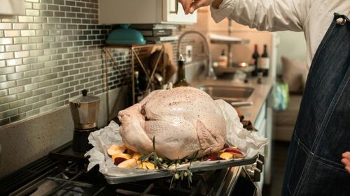 Spune adio alimentelor ultraprocesate, cu acești 7 înlocuitori sănătoși/Renunță la puiul prăjit, ciocolata cu arome și pâinea albă, pentru variante sănătoase și delicioase precum friptura la cuptor, pâinea integrală și apa infuzată cu fructe