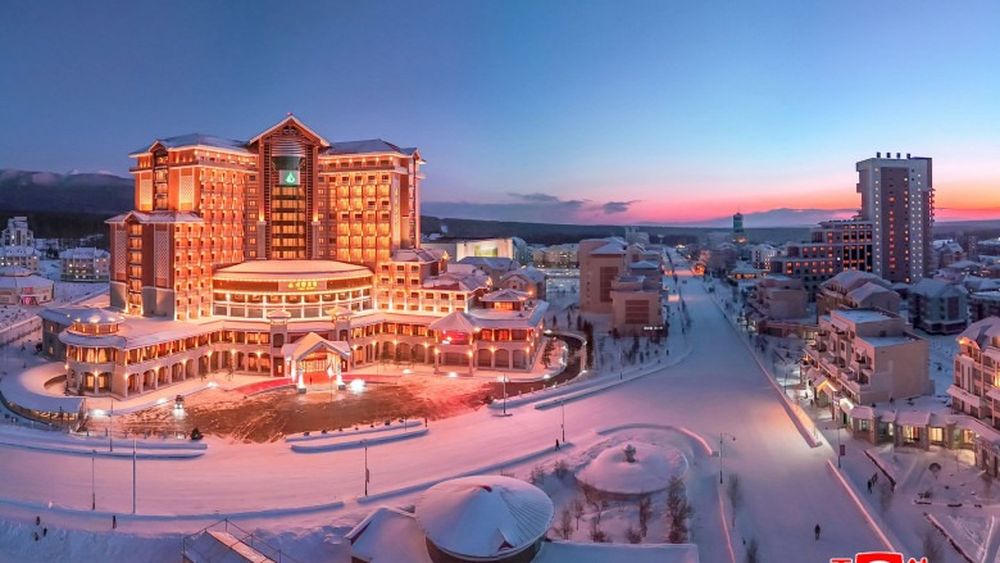 Complex hotelier montan de lux, dotat cu băi termale şi restaurante cu barbecue, inaugurat în Coreea de Nord de Kim Jong-un, împreună cu fiica sa, considerată „moștenitoarea” regimului