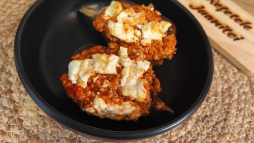 Rețetele Juanitei | Bărcuțe de vinete cu carne de vită și multe roșii, gratinate și asezonate cu ulei de măsline/ Un preparat tradițional mediteraneean, peste care punem telemea românească