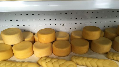 Un crescător de vaci din județul Suceava a înființat cu ajutorul fondurilor europene o unitate de procesare a laptelui și intenționează să livreze brânzeturile pe piața marilor orașe