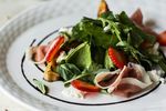 12 trucuri care transformă orice salată de vară într-o masă completă, dezvăluite de un chef bucătar / Sfat util: Folosește și părțile pe care de obicei le arunci