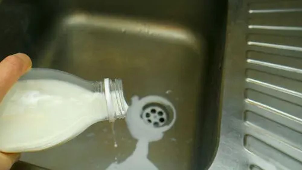 Cum au ajuns unii britanici să arunce laptele din cauza unei teorii a conspirației / Un aditiv ecologic a declanșat un val de panică: „Nu beau mizeria asta!”