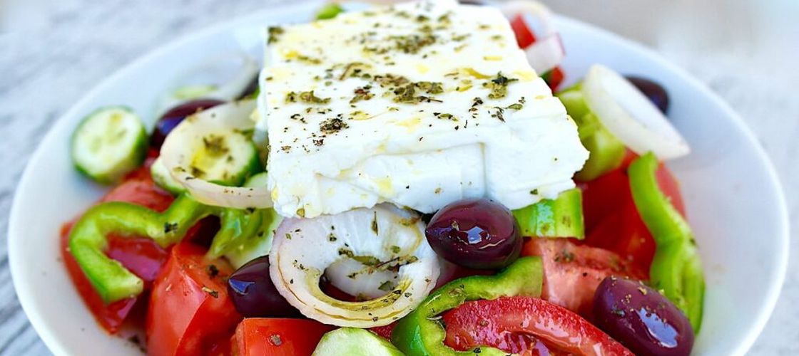 Salata grecească, horiatiki, reinterpretată, dar totuși tradițională. 3 variante savuroase pentru o masă mai altfel, dar cu același gust autentic mediteraneean