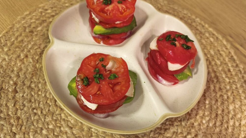 VIDEO FOTO | Turnulețe de roșii, avocado și brânză. Roșiile de august sunt cele cele mai dulci și zemoase, așa că merg în orice combinație