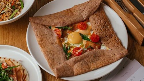 Galette bretonne sau clătite din faină de hriscă, căreia francezii îi spun, poetic, blé noir. Se servesc alături de jambon, brânză și ou, pliate pe margini
