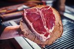 De ce restaurantele de top nu aleg neapărat antricotul și T-bone-ul. Ce bucăți de vită caută chefii și cum transformă pieptul sau obrajii în preparate spectaculoase. Ștefan Bărbulescu: „Cei care sunt de top preferă provocarea asta”
