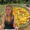 Rețeta de salată de porumb moștenită de Reese Witherspoon de la bunica ei / Preparatul simplu de vară e și mai bun a doua zi