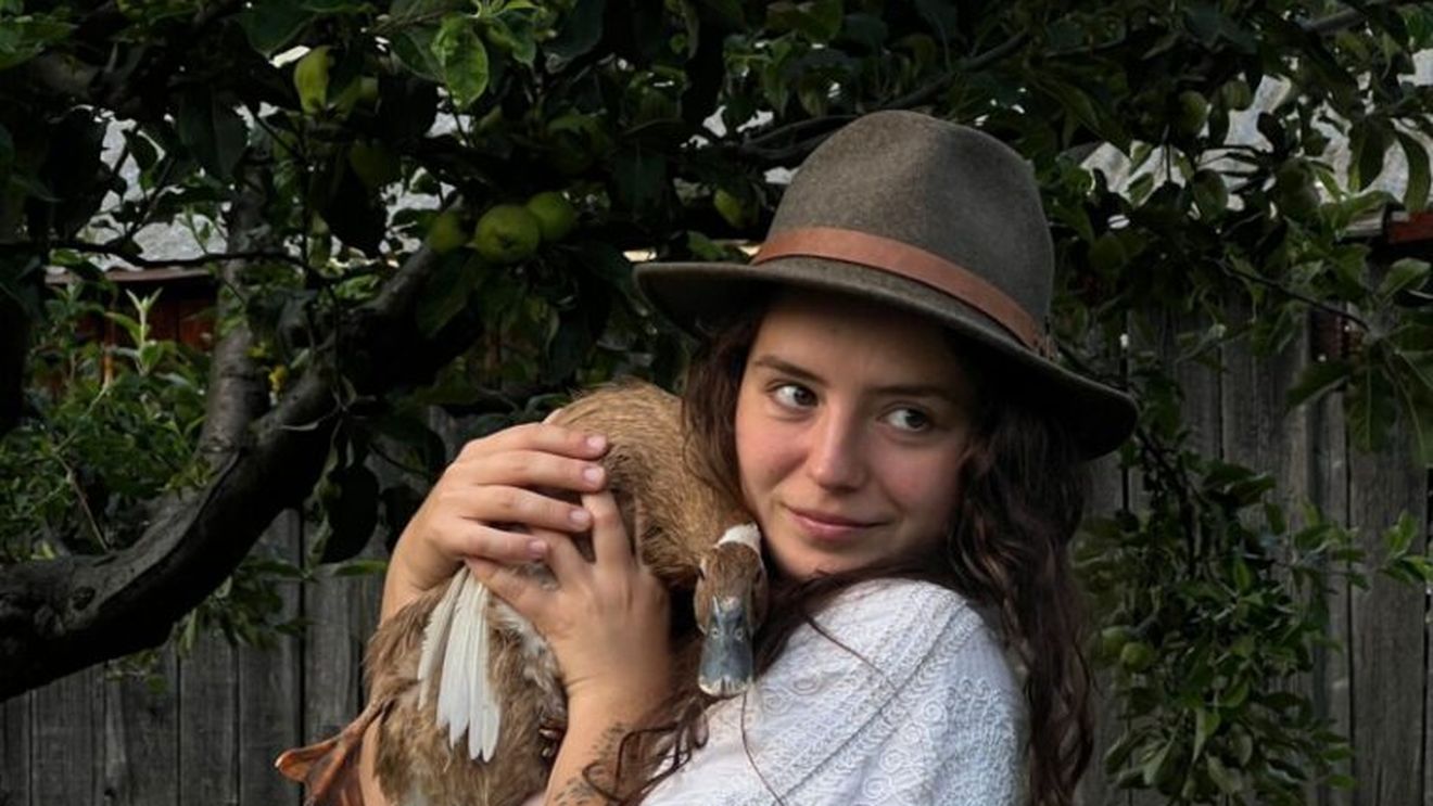 Fermier cu valoare adăugată: Designerul de Permacultură Ruxandra Brad a instalat cisterne pentru a colecta apa de pe acoperișuri și un sistem de irigare prin picurare / Tehnicile precum mulcirea și compostarea ajută la menținerea sănătății solului / Ce este permacultura și care sunt avantajele ei?