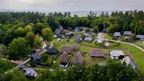 „Poame și icoane din livada cu oameni”: Gastronomia și meșteșugurile oltenești, readuse la viață în Dumbrava Sibiului