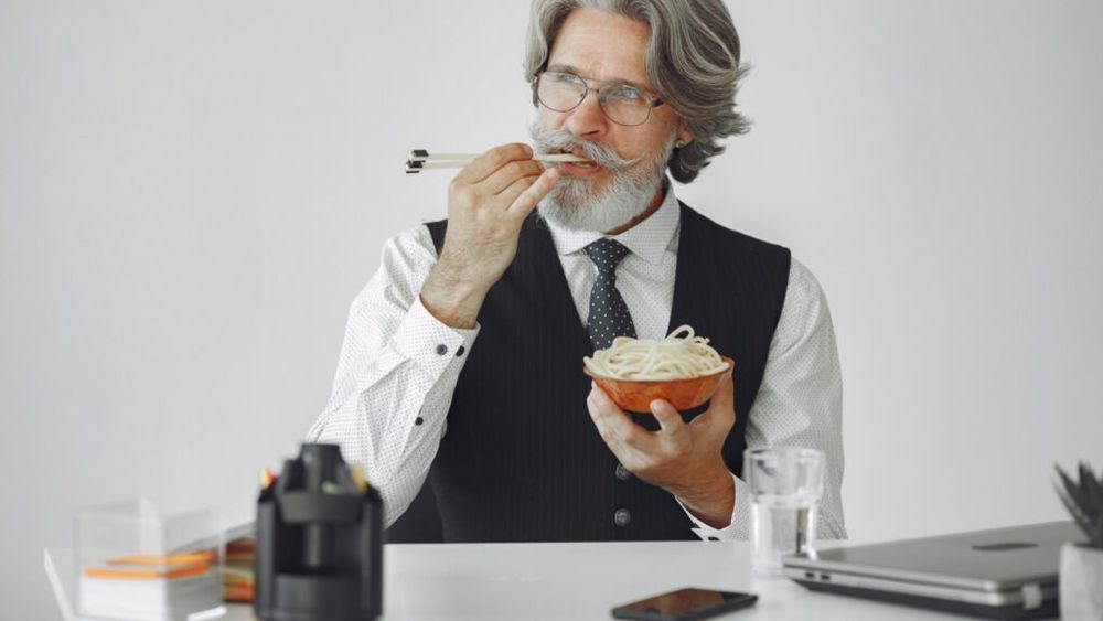 Caracatiță cu spumă de goji, caviar cu lămâie tailandeză și caise din Guatemala la masa de Anul Nou?  Ce este gastrosnobismul și cum a luat naștere ca manifestare extremă a foodismului, în contextul atenției pentru alimentația de calitate