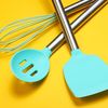 Semnul care îți arată că trebuie să arunci spatula de silicon. Un expert în siguranța produselor explică riscurile pe care le ignorăm în bucătărie