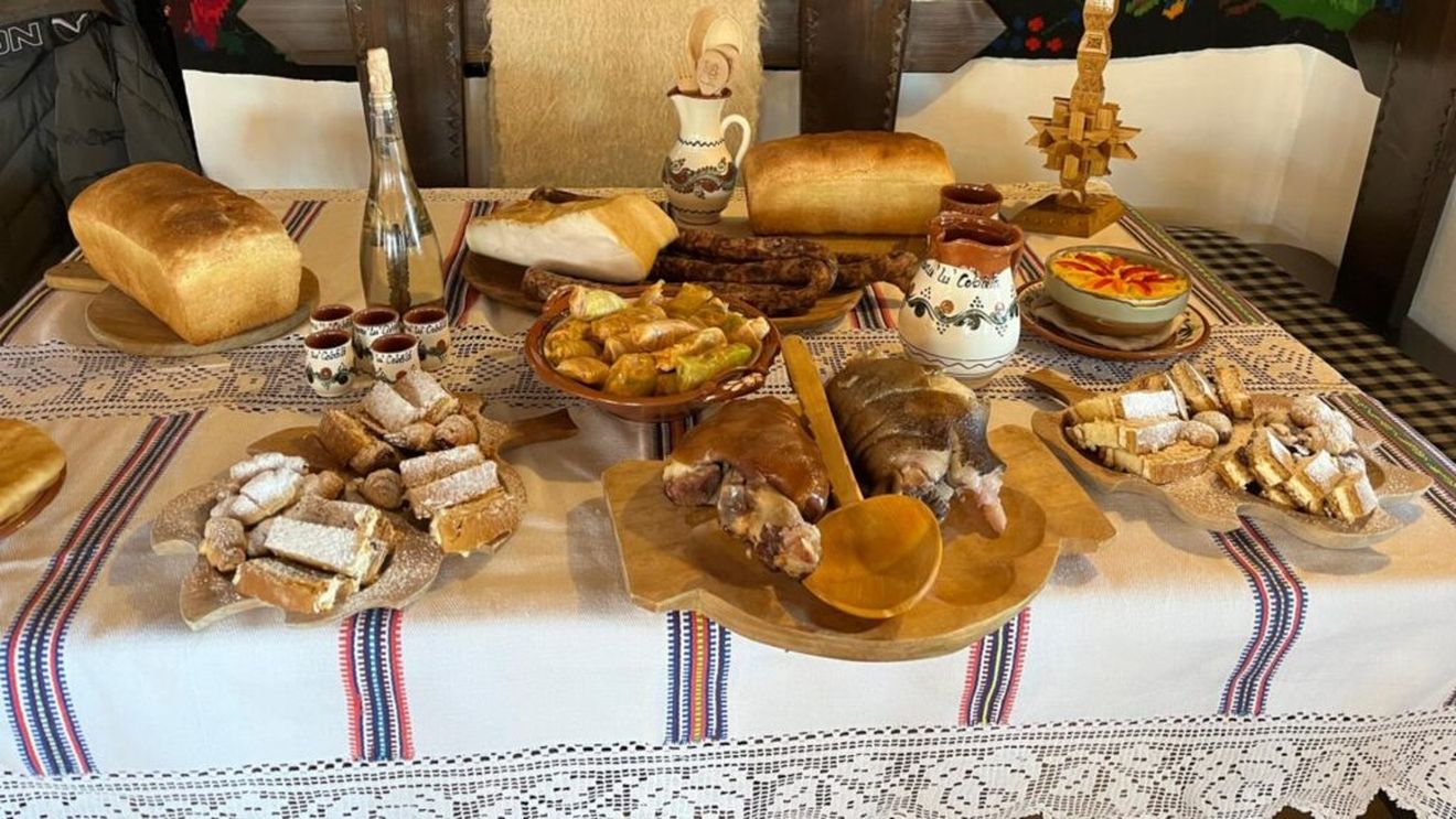 VIDEO | Revelion în Maramureș: Gazdele pensiunilor au pregătit bunătăți tradiționale pentru noaptea dintre ani: „Am făcut pâine în cuptor, curechi umplut (sarmale), am fiert ciolan, prăjituri specifice zonei”