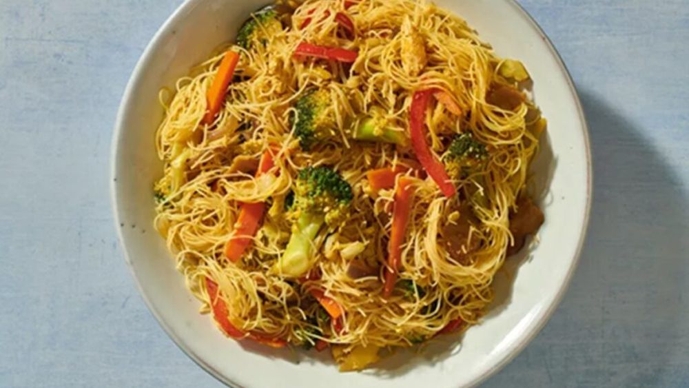 Cină asiatică / Mei Fun – tăiței subțiri cu curry și legume, varianta vegetariană