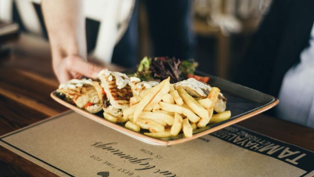 Cinci alimente care provoacă inflamații/ Vrei să fii ferit de obezitate, rezistență la insulină, diabet, boli ale ficatului gras, cancer și boli cronice de rinichi? Atunci evită zahărul, alimentele prăjite,  carbohidrații și alcoolul