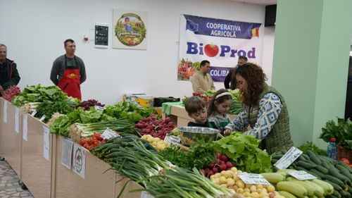 VIDEO | Piaţa Dorobanţi a fost redeschisă după modernizare / Spațiul funcționează exclusiv cu producători locali